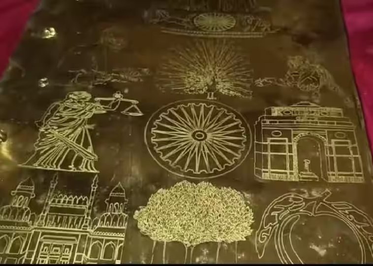 इंदौर में पीतल के पन्नों पर 193 देशों की झलक, 57 किलो पीतल पर उकेरा संविधान