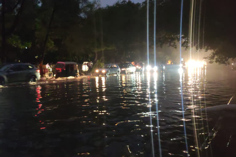 दिल्ली-एनसीआर में झमाझम बारिश से मौसम हुआ सुहावना, तापमान में आई गिरावट