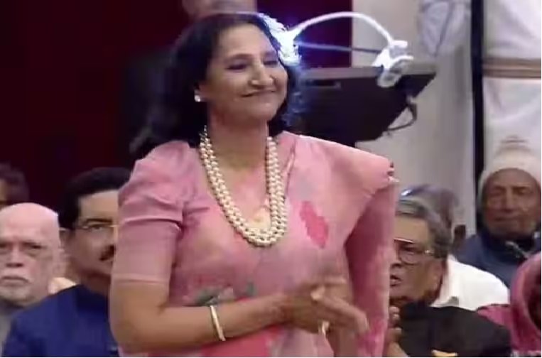 एक महीने में कमाए 650 करोड़ रुपये, जानिए कौन हैं रेखा झुनझुनवाला और आखिर कैसे हो रही इतनी कमाई