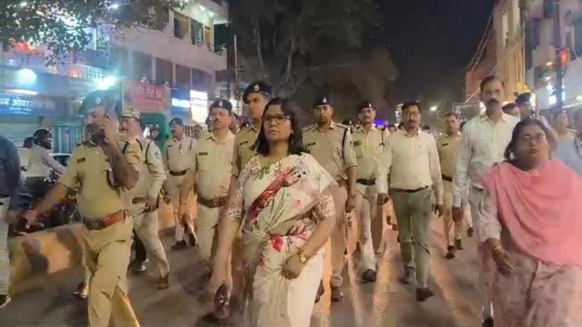 आचार संहिता लगते ही पुलिस-प्रशासन एक्टिव, शहर में कलेक्टर ने निकाला फ्लैग मार्च