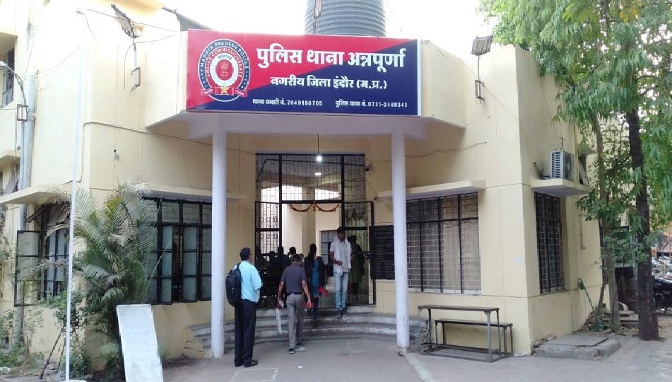 ऑनलाइन क्रिकेट मैच का सट्टा चलाने वाले आरोपी, क्राईम ब्राँच एवं थाना अन्नपूर्णा की संयुक्त कार्यवाही में गिरफ्तार
