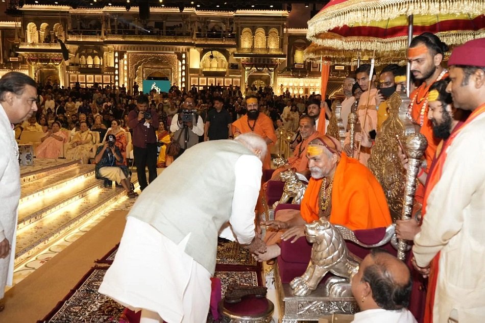 राधिका और अनंत ने दो पीठों के शंकराचार्य महाराज का लिया आशीर्वाद, PM ने भी लिया आशीष