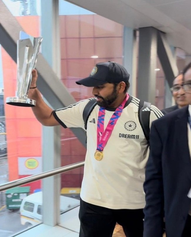 दिल्ली एयरपोर्ट पर स्वागत के लिए उमड़े फैंस, PM मोदी से आज मिलेंगे खिलाड़ी,T-20 World Cup ट्रॉफी लेकर वतन लौटे खिलाड़ी