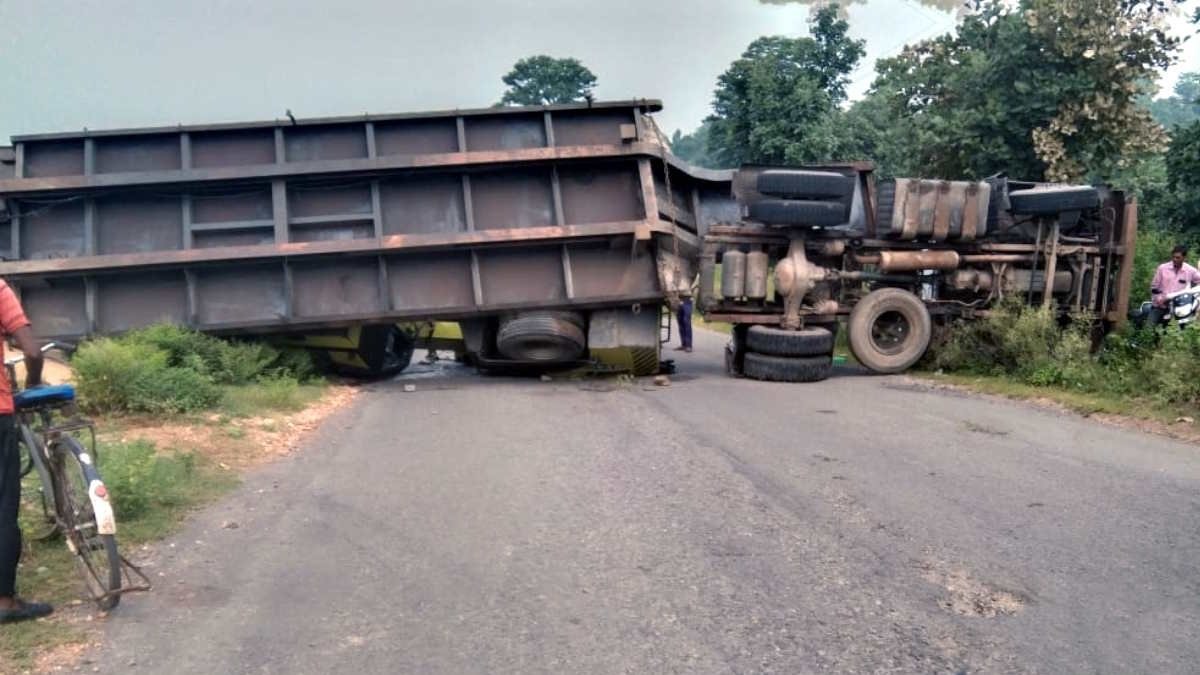 छत्तीसगढ़-मध्यप्रदेश अंतरराज्यीय राजमार्ग पर आवागमन ठप, सड़क बीचों-बीच पलटा ट्रेलर