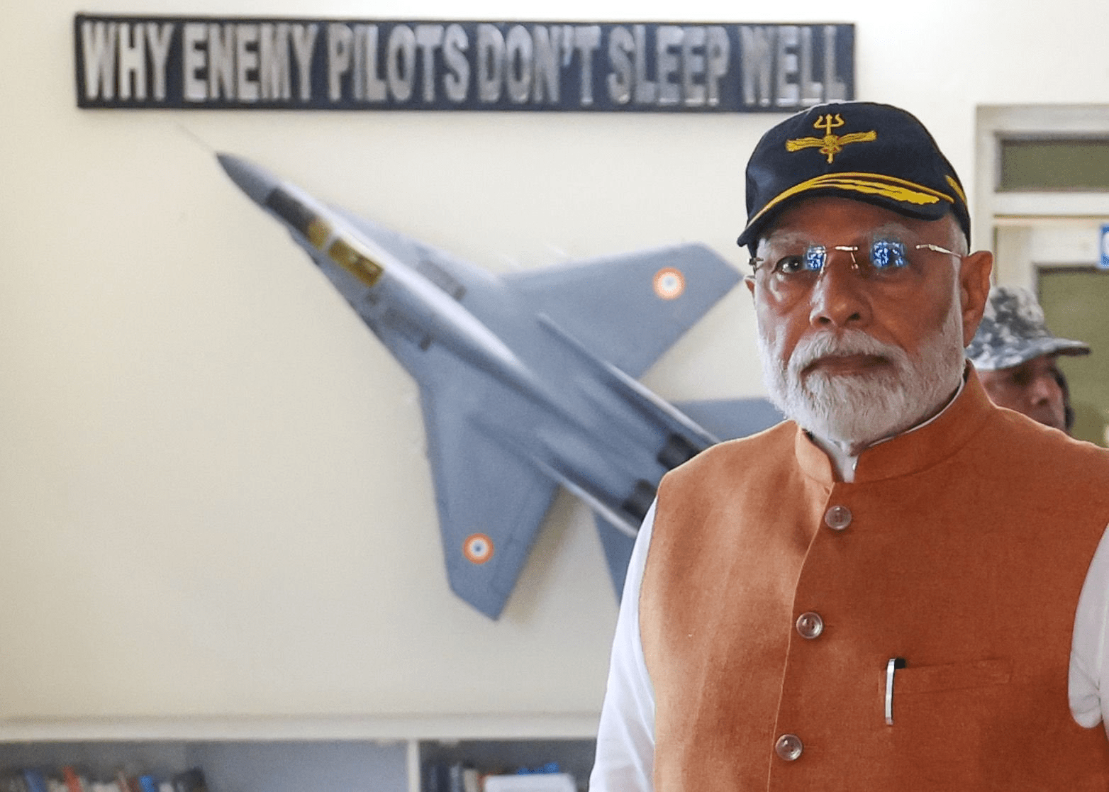अचानक आदमपुर एयरबेस पहुंचे पीएम मोदी, सेना के जवानों से मुलाकात कर बढ़ाया जोश; देखें तस्वीरें