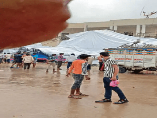 बागेश्वर धाम में बड़ा हादसा, टीन शेड गिरने से एक व्यक्ति की मौत, 12 लोग घायल