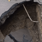 इंदौर की स्मार्ट सड़क पर 15 फीट गहरा और चौड़ा गड्ढा! हादसे से बाल-बाल बची कार, जिम्मेदारी से बच रहा नगर निगम 