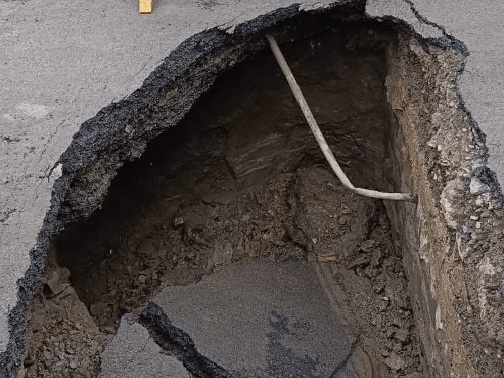 इंदौर की स्मार्ट सड़क पर 15 फीट गहरा और चौड़ा गड्ढा! हादसे से बाल-बाल बची कार, जिम्मेदारी से बच रहा नगर निगम 